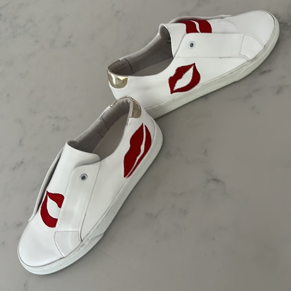 Here/ Now brand size 36 (5 1/2) white leather w/red Embroidered “kiss” detail - Picture 8 of 9